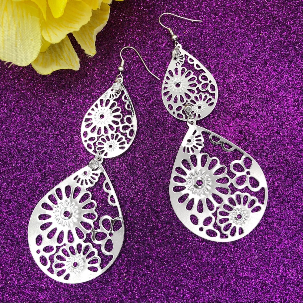 🍀 Long Daisy Filigree Teardrop Earrings